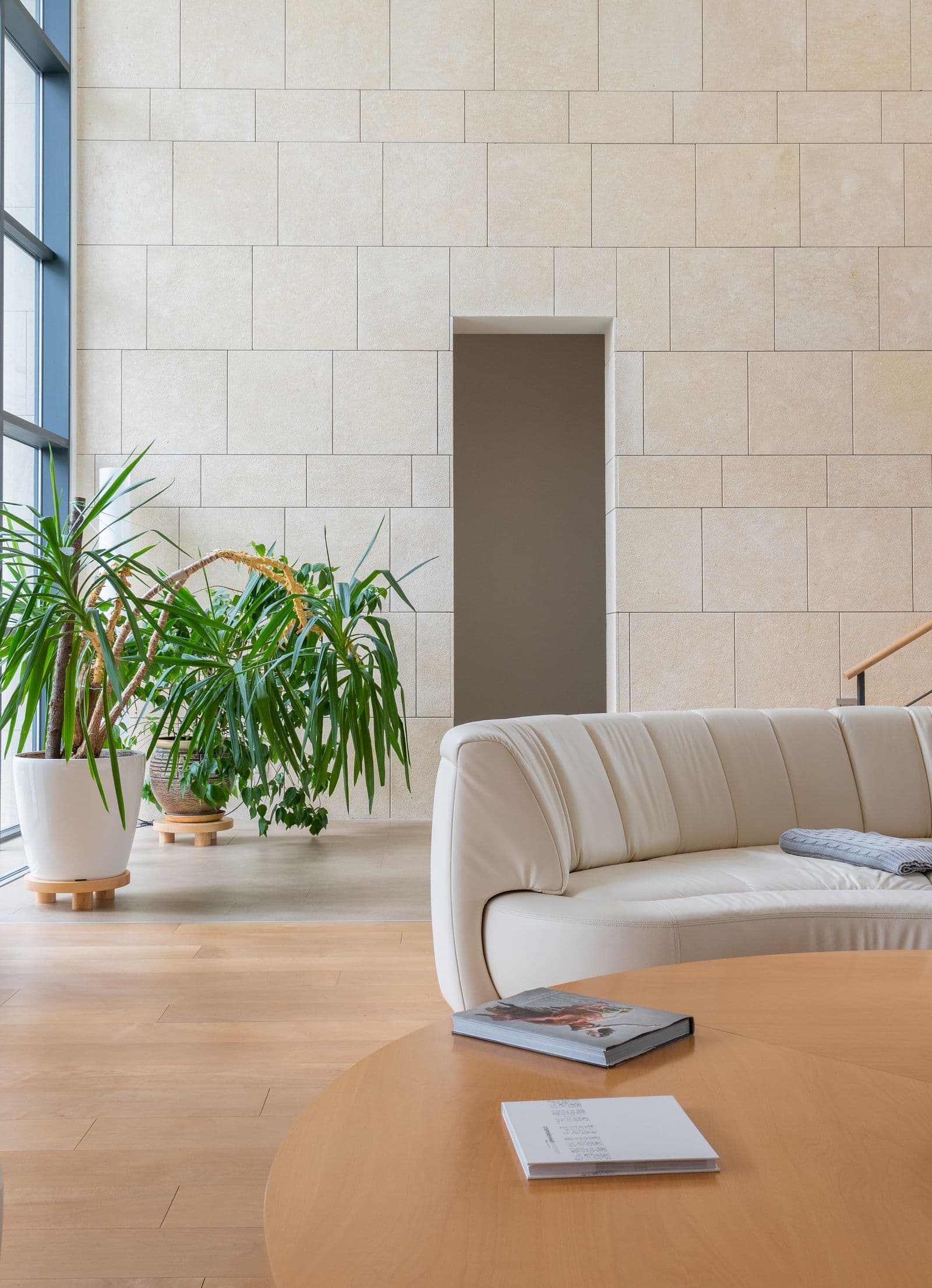 Espace lounge avec mobilier design, canapé et plantes, aménagé pour un événement par un loueur de mobilier