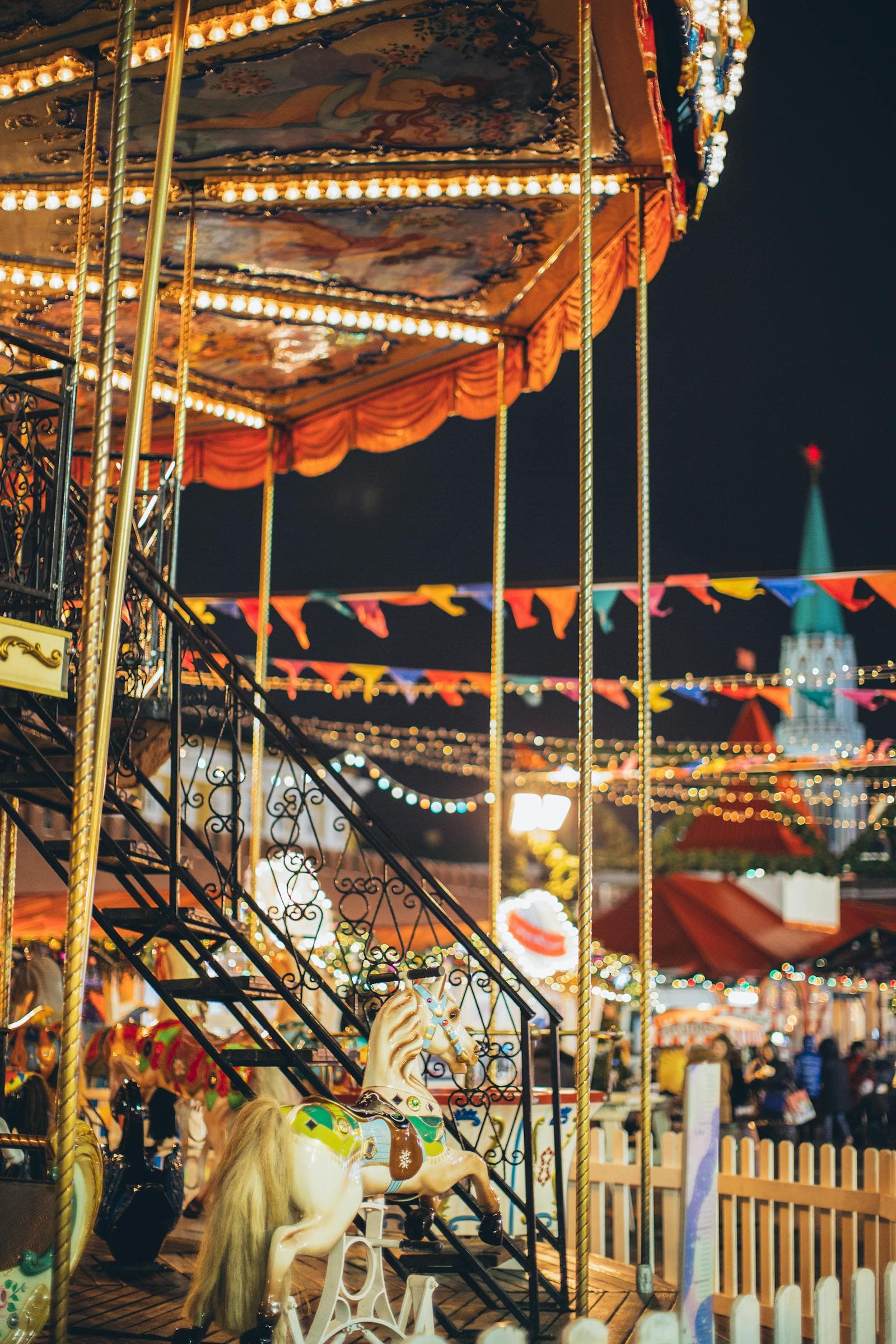 Manège illuminé de nuit dans une fête foraine, matériel d'animation et de loisirs en location