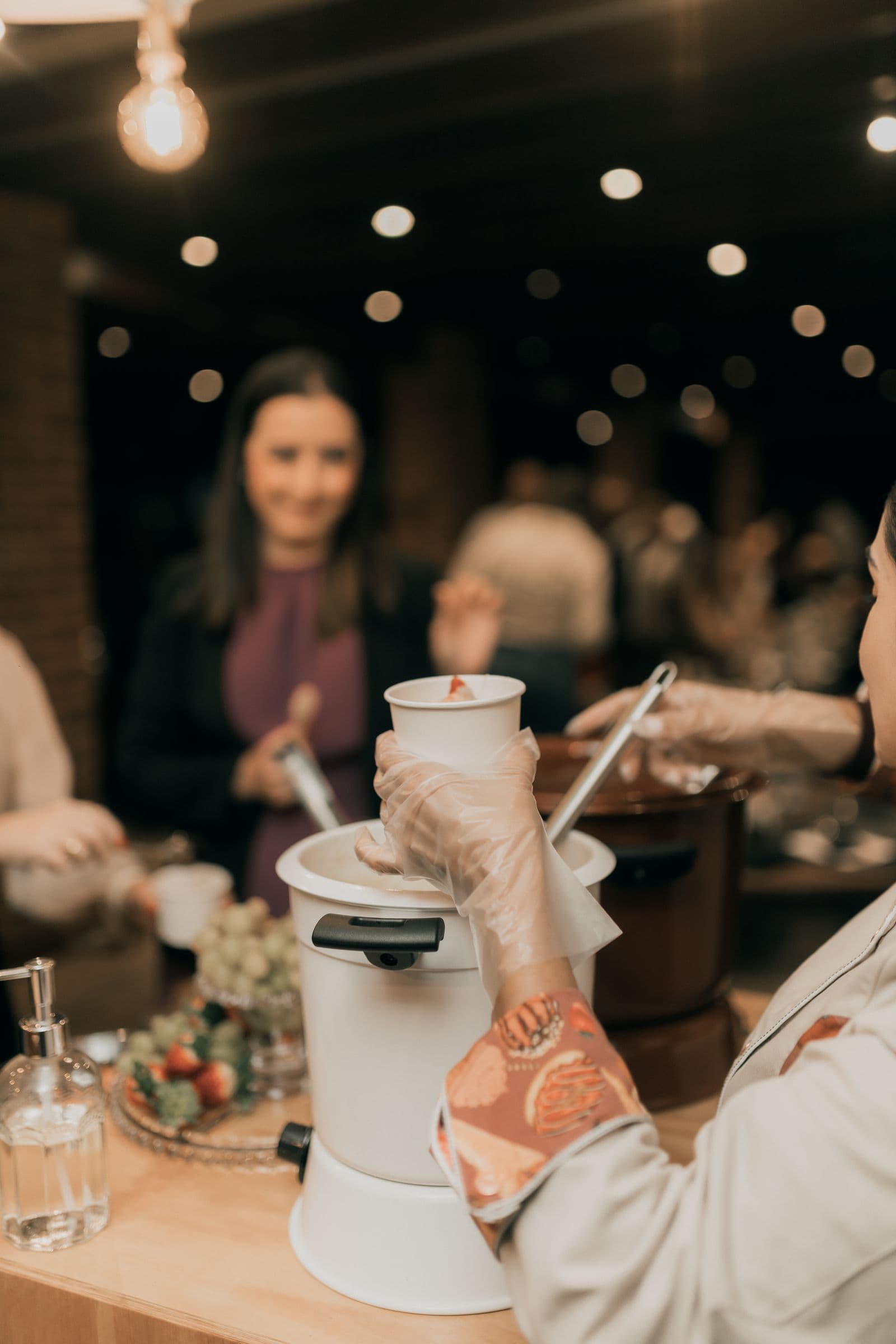 Service traiteur lors d'une réception, buffet et matériel de service mis à disposition pour un événement