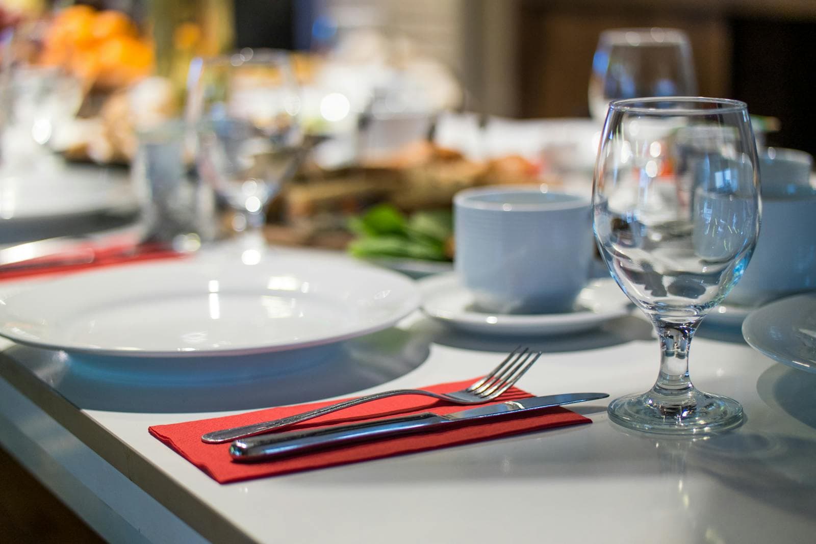 Couvert dressé avec assiette, verre et couverts pour un événement, matériel d'art de la table en location